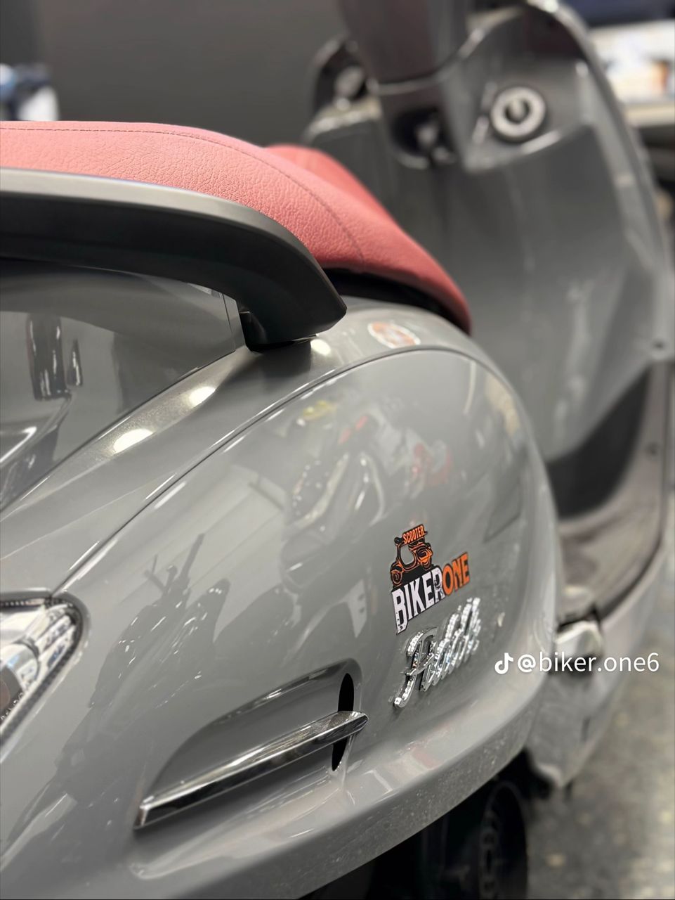 SYM Fiddle Grey Red Seat